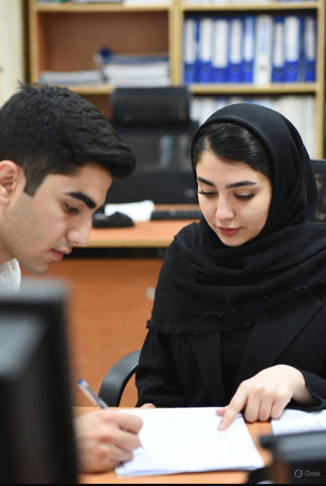 آیا مرد میتواند اموالی را که به همسرش بخشيده است پس بگیرد؟